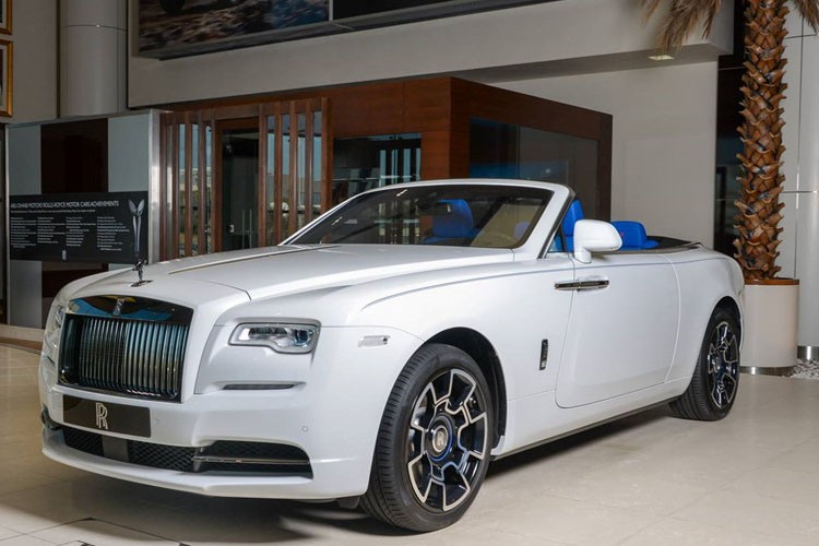 Chiếc siêu xe sang Rolls-Royce Dawn đang được trưng bày tại một showroom ở Abu Dhabi gây ấn tượng với màu sơn trắng ở phần thân dưới cùng màu xanh dương trên nóc, nội thất xe và đường coachline chạy dọc thân xe.