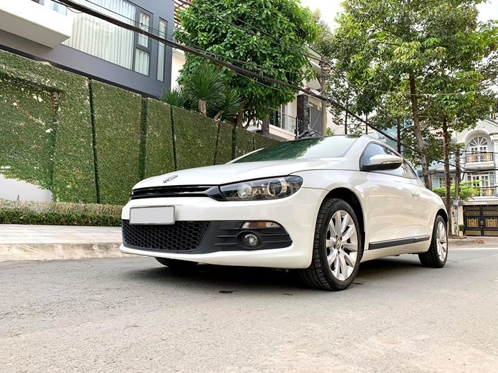 Một chiếc  xe Volkswagen Scirocco 1.4L 2010 hiện được rao bán với giá 535 triệu đồng trên thị trường xe cũ tại Hà Nội, chỉ ngang ngửa với một chiếc Hyundai Grand i10 Sedan 1.2 AT sau khi ra biển. Mức giá này được cho là khá rẻ và khiến không ít người tò mò.