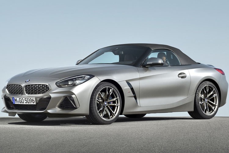 Mới đây bảng giá của mẫu  xe mui trần BMW Z4 Roadster 2020 đã bị rò rỉ trên mạng xã hội dù phải đến cuối quý III năm sau mẫu xe mui trần này được bán ra. Theo đó, xe có giá được đề xuất từ 64.695 USD (khoảng 1,5 tỷ) cho phiên bản cao nhất của mẫu xe mui trần Z4 Roadster 2020 tại thị trường Mỹ, chưa bao gồm phí vận chuyển 995 USD.