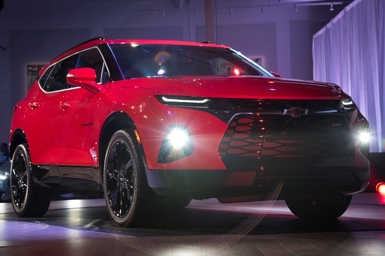 Mẫu  xe SUV Chevrolet Blazer 2019 đã chính thức được mở bán tại Mỹ. Xe sẽ có giá lên đến 65.695 USD (khoảng hơn 1,5 tỷ đồng) nếu khách hàng lựa chọn đầy đủ các tùy chọn nâng cấp nhà sản xuất đưa ra.