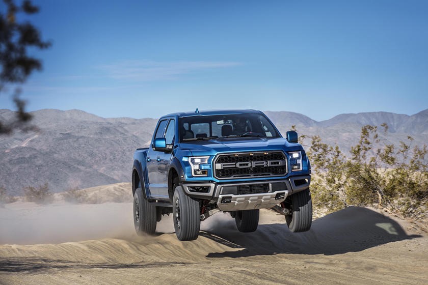 Đứng đầu trong phân khúc  xe ôtô địa hình 2019 phải kể đến Ford Ranger Raptor. Chiếc bán tải sử dụng động cơ diesel 2,2 lít với các trang bị cao cấp dành cho một chiếc xe đa địa hình. Raptor dài 5.398 mm, rộng 2.180 mm và cao 1.873 mm, khoảng sáng gầm 283 mm. La-zăng hợp kim 17 inch kèm lốp đa địa hình. Là mẫu xe "đàn em" của chiếc bán tải Mỹ đình đám F-150, Raptor hướng đến nhóm khách hàng thích chinh phục những kiểu đường địa hình phức tạp.