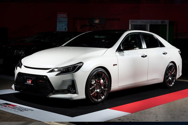 Tại triển lãm Tokyo Auto Salon 2019 đang diễn ra Toyota gây bất ngờ khi mang trở lại mẫu sedan thể thao Mark X GRMN sau hơn 4 năm vắng bóng.  Toyota Camry Mark X GRMN thế hệ mới có nhiều thay đổi đáng kể về ngoại thất cũng như trang bị hiện đại trên xe.