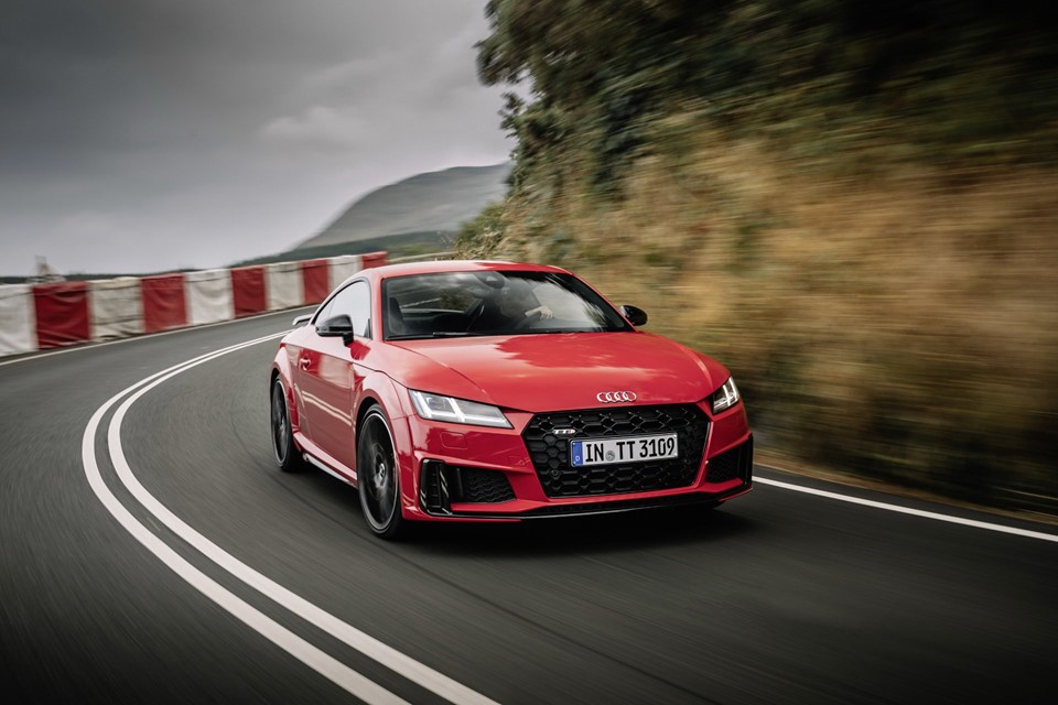 Competition cũng là phiên bản đặc biệt thứ 2 của dòng  xe Audi TT 2019 mới, trước đó là phiên bản kỷ niệm 20 năm. Dù vậy Audi TTS 2019 Competition lại không được chú trọng nâng cấp về hiệu suất.