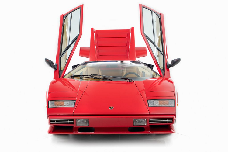 Trước khi Diablo xuất hiện, Countach đã bước vào thế giới của  hãng siêu xe Lamborghini với thiết kế ấn tượng và sức mạnh khiến không ít các tay mê tốc độ "thèm khát". Lamborghini giữ cho Countach được sản xuất trong 16 năm và có 1.983 chiếc từng được sản xuất.