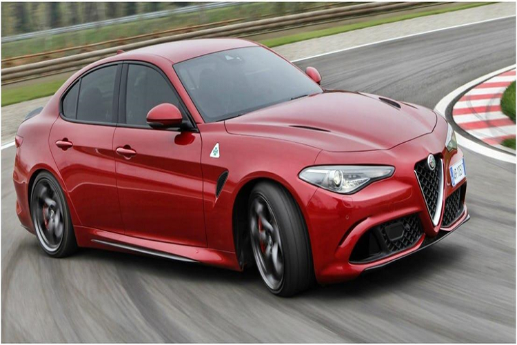 Danh hiệu xe  sedan nhanh nhất thế giới đầu tiên thuộc về Alfa Romeo Giulia Quadrifoglio. Khi ra mắt vào năm 2016, chiếc xe thể thao đến từ Italy này đã làm mọi người ngạc nhiên về sức mạnh của nó. Với giá bán của phiên bản tiêu chuẩn là 73.000 USD, Giulia Quadrifoglio không quá chênh lệch so với các mẫu xe khác của Alfa Romeo.