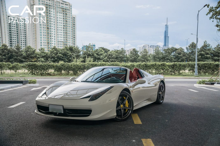 Khác với chiếc đầu tiên sở hữu màu sơn đỏ đặc trưng Rosso Corsa của Ferrari, chiếc  siêu xe Ferrari 458 Spider thứ hai của hot girl Sài Gòn mang biển kiểm soát Lào này lại sở hữu màu sơn trắng Bianco Avus.