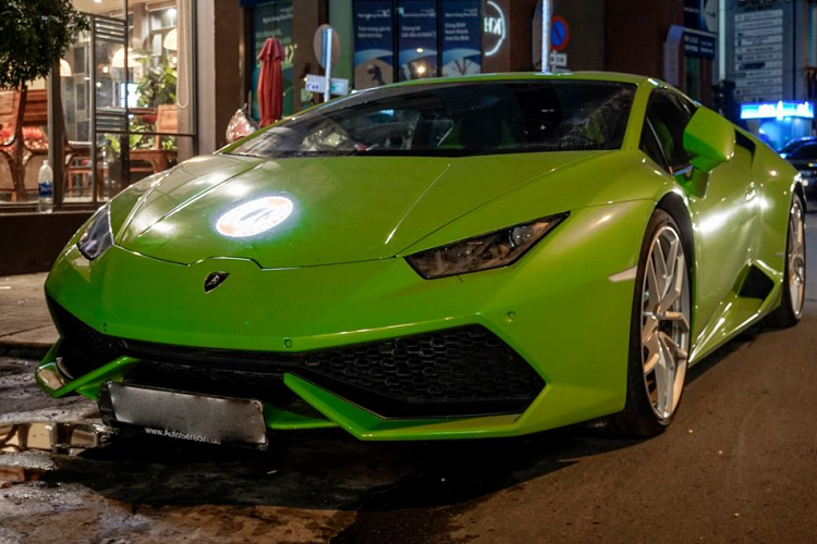 Mới đây nhất thì một trong những chiếc  siêu xe Lamborghini Huracan hiếm hoi còn “zin” tại Việt Nam đã bị bắt gặp khi di chuyển trên những tuyến phố thuộc khu vực trung tâm Sài Gòn. Chiếc Huracan này sở hữu màu ngoại thất vô cùng độc đáo là màu xanh Verde Mantis và thuộc sở hữu của doanh nhân Phan Thành.