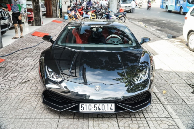 Điểm tạo nên sự đặc biệt của chiếc siêu xe Lamborghini Huracan LP610-4 này là màu sơn ngoại thất đen bóng (Nero Noctis) tạo vẻ hầm hố. Bên cạnh nước sơn tối màu, cùm phanh của xe nổi bật với màu đỏ tươi, bên ngoài lạ bộ mâm nan hoa màu xám mờ, kích thước 20 inch.