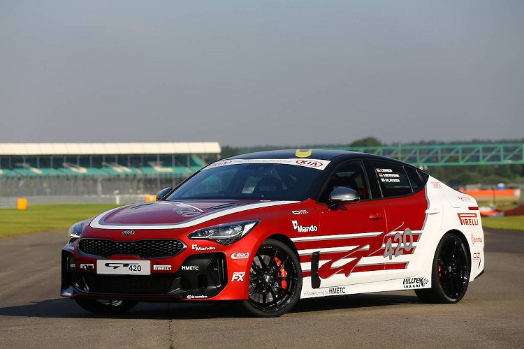 Có tên gọi  Kia Stinger GT420, chiếc xe đua trong bài viết này cũng có xuất phát điểm là một phiên bản Stinger GT S thử nghiệm. Nó vốn được sử dụng cho giai đoạn cân chỉnh cuối cùng tại Anh, cũng như từng xuất hiện trong các chương trình TV và tạp chí nổi tiếng như The Grand Tour, Top Gear...