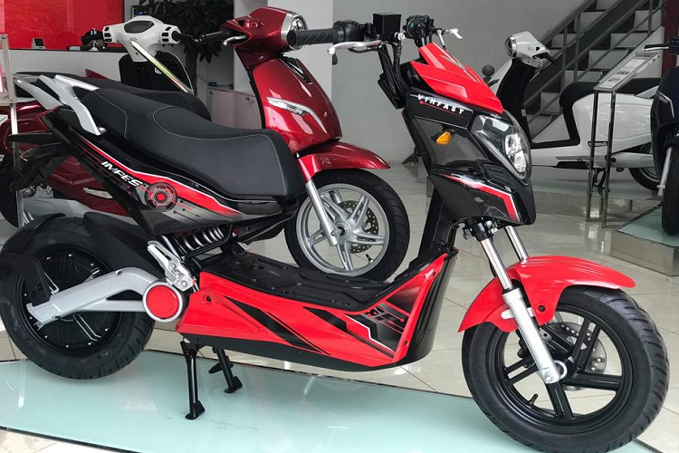 Mới đây, hãng xe đầu tiên của Việt Nam - VinFast vừa bất ngờ tung ra mẫu xe scooter chạy điện với tên thương mại Impes hoàn toàn mới. Với mức giá chỉ 22 triệu đồng cùng trang bị viên pin Li-ion,  xe máy điện VinFast Impes được xem là phù hợp với thanh viên, học sinh - sinh viên khi di chuyển trong đường nội thành. VinFast Impes sẽ chính thức "lên kệ" từ cuối tháng 8 này tại tất cả các đại lý VinFast trên toàn quốc.