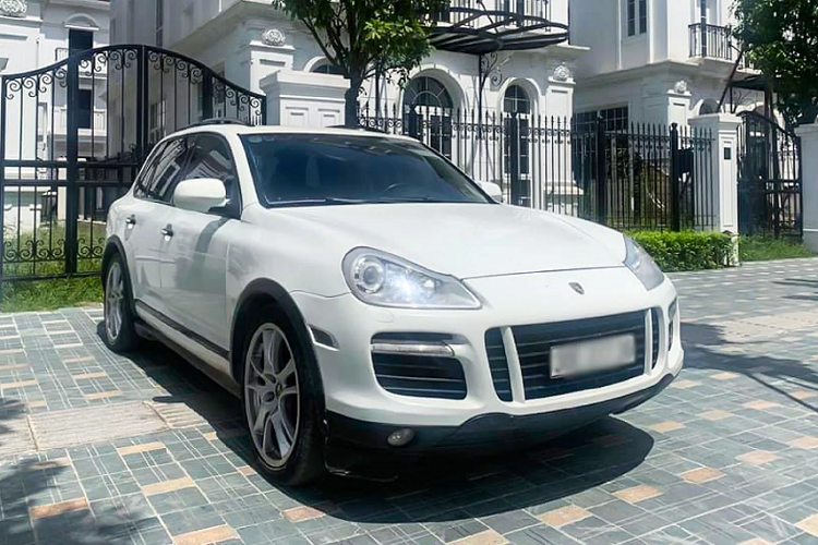 Một chiếc SUV hạng sang  Porsche Cayenne cao cấp "GTS’’ đang được rao bán với giá 820 triệu đồng – ngang tầm giá của các mẫu crossover bình dân như: Hyundai Tucson hay Mazda CX-5. Bên dưới nắp ca-pô Cayenne phiên bản GTS đời 2008 được trang bị động cơ V8 dung tích 4.8L cho công suất tối đa 405 mã lực và mô-men xoắn cực đại lên đến 500Nm.