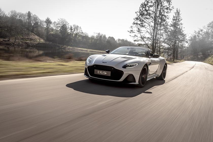  Siêu xe mui trần Aston Martin DBS Superleggera Volante. Động cơ 12V, công suất 715 mã lực giúp chiếc mui trần đạt tốc độ tối đa 340 km/h. Đây cũng là siêu xe mui mềm nhanh nhất của Aston Martin. Tất nhiên, số tiền người mua chi ra không mềm chút nào – 350.000 USD. 