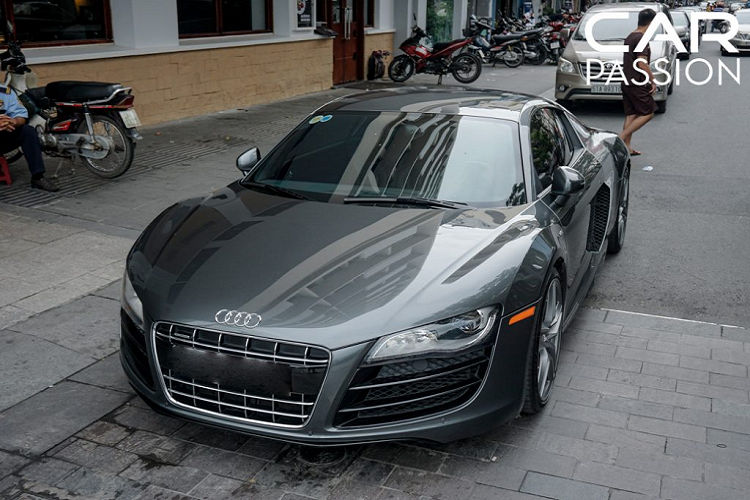  Siêu xe Audi R8 V10 Coupe này được nhập khẩu về nước dưới dạng tư nhân vào đầu năm 2012, tức là 2 năm sau thời điểm chiếc R8 V8 đầu tiên được đưa về nước. Điều thú vị về chiếc R8 V10 nằm ở hộp số sàn thay cho hộp số tự động kết hợp cùng lớp sơn màu xám nòng súng đầy nam tính.