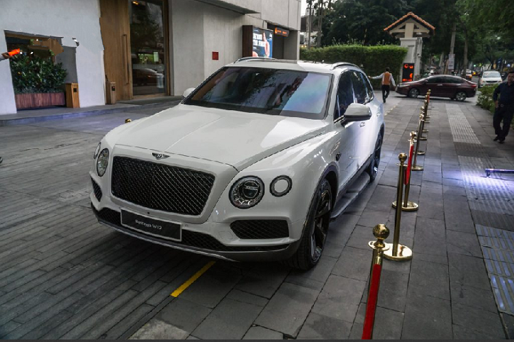 Tại Việt Nam, chiếc  xe sang Bentley Bentayga được cá nhân hóa từ những màu sơ bản như trắng, đen hay đến những màu đặc biệt hơn như vàng cát, xanh dương, xanh cát hoặc thậm chí là dual-tone xanh lá – trắng sữa hay bản đặc biệt đánh dấu 100 năm thành lập hãng. Với màu sơn trắng không quá nổi bật, chiếc Bentayga trong bài lại đặc biệt khi được trang bị gói nâng cấp Black Specification của chính Bentley.