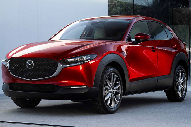 Là một thành viên trong gia đình CX-Series, mẫu  xe Mazda CX-30 mới sử dụng ngôn ngữ thiết kế Kodo mang nhiều nét tương đồng với CX-3/5/8. Phần đầu xe nổi bật với cụm lưới tản nhiệt cỡ lớn và một thanh mạnh crôm bên dưới nối liền cụm đèn pha LED.