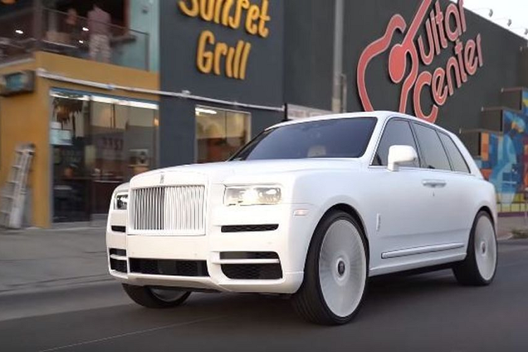 Ban đầu, chiếc  SUV siêu sang Rolls-Royce Cullinan trong bài viết này mang màu xám truyền thống ở ngoại thất.