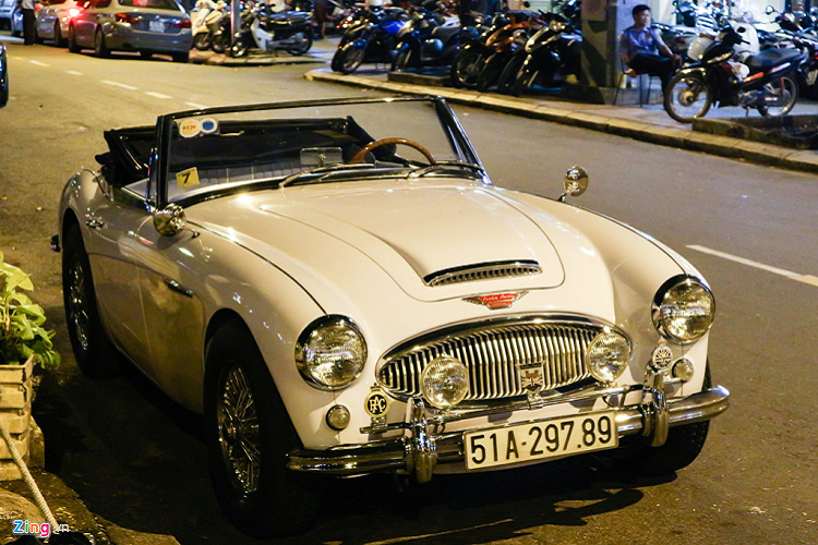  Xe cổ Austin-Healey 3000 mang phong cách thể thao đến từ Anh quốc, được sản xuất trong giai đoạn 1959-1967. Thân xe được chế tạo bởi Jensen Motor và lắp ráp tại nhà máy BMC Abingdon, cùng với các mẫu xe khác thuộc thương hiệu MG. 