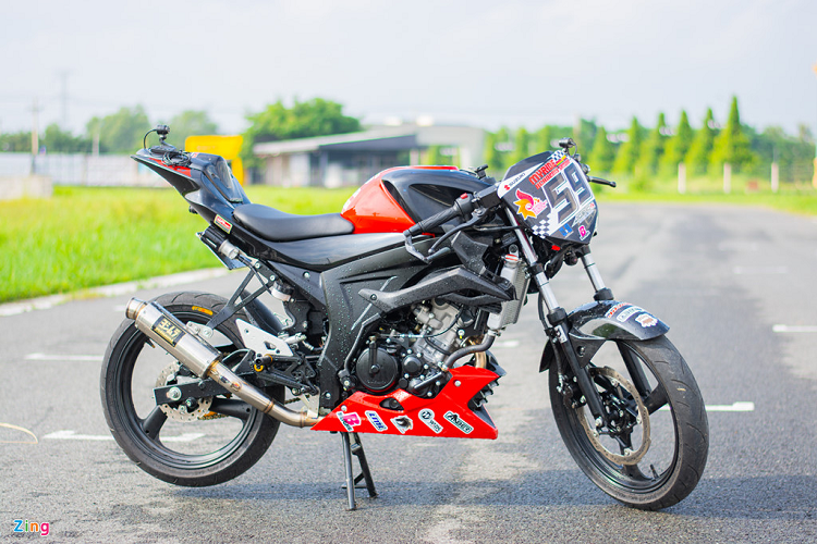 Sinh ra với hình dáng là một chiếc naked bike nhưng chiếc  xe máy Suzuki GSX-S150 trong bài viết đã được chủ nhân thiết kế lại với phong cách của một chiếc xe đua sport bike thực thụ. Hầu hết phụ kiện trên xe đến từ các hãng phụ kiện xe có tiếng và được đặt từ nước ngoài mang về. 