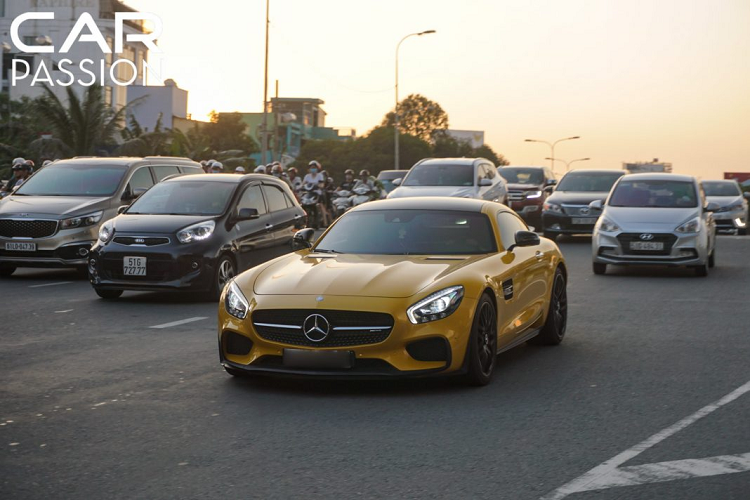 Đây là một trong ba chiếc  Mercedes-AMG GT S Edition 1 hàng hiếm tại Việt Nam, và thú vị hơn nó là chiếc duy nhất có bộ cánh vàng tươi bắt mắt, hai chiếc còn lại thuộc về đại gia Trung Nguyên - Đặng Lê Nguyên Vũ.