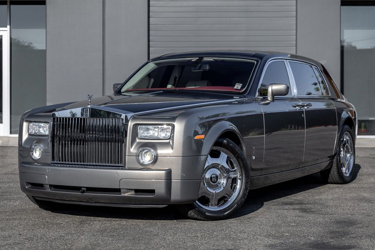 Trong thị trường xe cũ,  Rolls-Royce Phantom 2007 thường được bán với giá khoảng 350.000 USD (khoảng 8,14 tỷ đồng) tùy thuộc vào từng khu vực và tùy chọn của xe. Nhưng chiếc Phantom 2007 này có vẻ sẽ là một trường hợp khác biệt hẳn, chiếc xe sang Anh Quốc với 6.759 km trên công-tơ-mét đang được bán đấu giá trên trang Bring A Trailer.