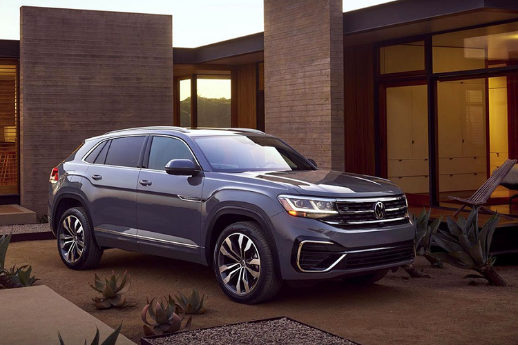 Mẫu  xe Volkswagen Atlas Cross Sport 2020 hoàn toàn mới vừa chính thức ra mắt. Đây là một chiếc SUV Coupe và xem như là một phiên bản 5 chỗ của dòng SUV cho gia đình là Volkswagen Atlas (có tên gọi Teramont ở một số thị trường khác). Chiếc Atlas Cross Sport được “ra lò” nằm trong chiến lược đẩy mạnh thị phần xe SUV của hãng ở Bắc Mỹ.