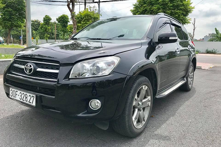 Cùng với Camry, Sienna hay Highlander, mẫu  xe SUV Toyota Rav4 ở thời điểm 2007 cũng được nhiều khách hàng Việt Nam chọn mua vì có nguồn gốc nhập khẩu từ Mỹ, dù giá bán ở thời điểm năm 2007 không hề rẻ, lên tới khoảng 2 tỷ đồng.