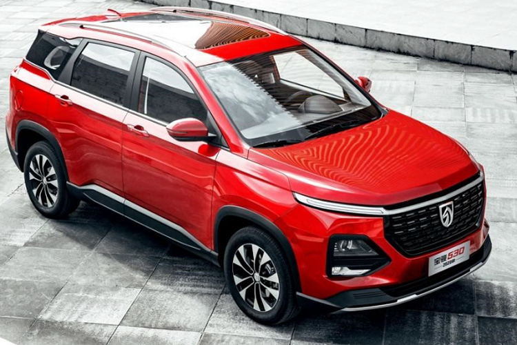 Những thay đổi ở mẫu  xe Baojun 530 2020 mới về mặt thiết kế ngoại thất bao gồm thiết kế lưới tản nhiệt được cập nhật, đèn pha LED mỏng hơn và dài hơn, bên cạnh cản trước mới được sửa đổi nhẹ hàng thể thao hơn. Chưa dừng lại đó, ‘’dàn chân’’ xe cũng được nâng cấp với bộ mâm thể thao và năng động hơn.