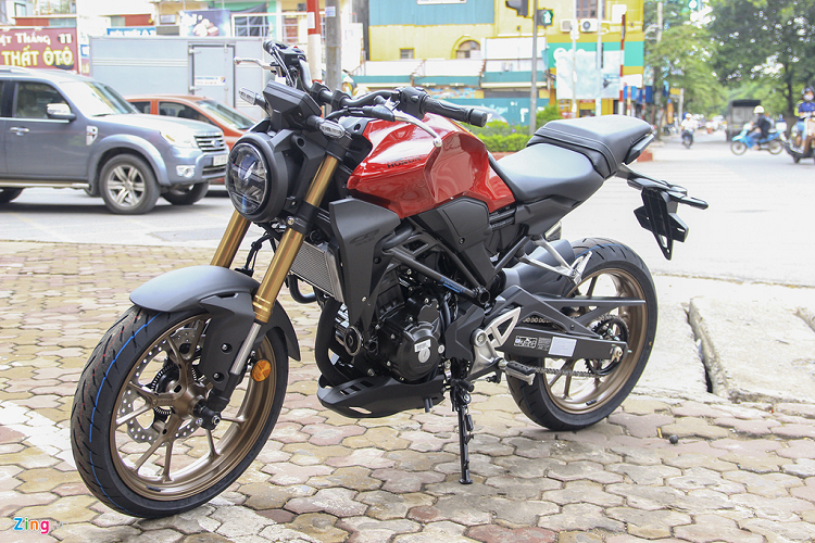  Honda CB300R 2019 mới là mẫu nake bike mà hãng xe Nhật giới thiệu ở Việt Nam. Tương tự CB150R và các mẫu cao cấp hơn, CB300R 2019 có ngôn ngữ thiết kế từ concept Neo Sport Cafe mà hãng đã công bố năm 2018. Thiết kế của xe nhìn chung khá trung tính, không thiên về chất thể thao, năng động như các đối thủ naked-bike khác. 