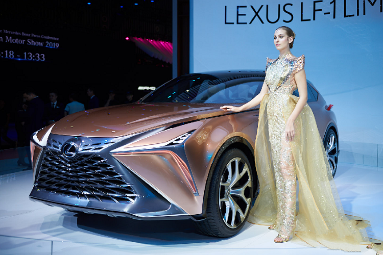 Mẫu xe concept  Lexus LF-1 Limitless mới ra mắt tại VMS 2019 lần này mang tới định nghĩa hoàn toàn mới cho một mẫu xe crossover hạng sang hàng đầu. Kết hợp giữa khả năng vận hành vượt trội với thiết kế sang trọng đỉnh cao, Lexus LF-1 Limitless tự tin mang lại trải nghiệm không giới hạn về công nghệ và thiết kế hiện đại tới khách hàng.