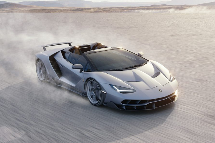  Siêu xe Lamborghini Centenario là một mẫu xe giới hạn chỉ với 20 chiếc Coupe và 20 chiếc Roadster. Nó được phát triển trên nền tảng của Aventador nhưng có ngoại hình to lớn và hầm hố hơn. Trên chiếc xe này, Lamborghini lần đầu tiên trang bị trên những chiếc xe của mình màn hình cảm ứng, trang bị này sau đó được sử dụng trên Huracan EVO và Urus.