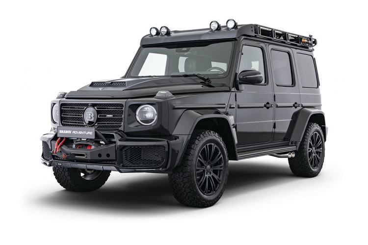 Trên mẫu  xe địa hình Mercedes G-Class - bắt đầu với phần ngoại thất, điểm đầu tiên thu hút sự chú ý chính là lớp ngoại hình Brabus Widestar đầy mê hoặc với các khe hút gió cỡ lớn, bộ giáp trước ấn tượng và chiếc tời kéo. Trong khi đó, cả tấm chắn gầm xe và các bộ phần trên mui xe đều được làm từ sợi carbon, ẩn mình dưới 1 lớp màu mờ.