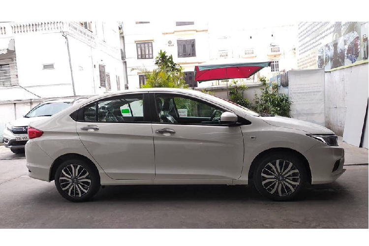 Hiện tại, Honda Việt Nam (HVN) vẫn chưa công bố  giá bán Honda City E mới, nhưng theo nhân viên kinh doanh của Honda Việt Nam thì mẫu City E có giá bán niêm yết 529 triệu đồng. Nhìn chung, mức giá này thấp hơn 30 triệu đồng so với City CVT (559 triệu đồng), 70 triệu đồng so với City TOP (599 triệu đồng) và 89 triệu đồng so với City Modulo hàng đầu (589 triệu đồng).