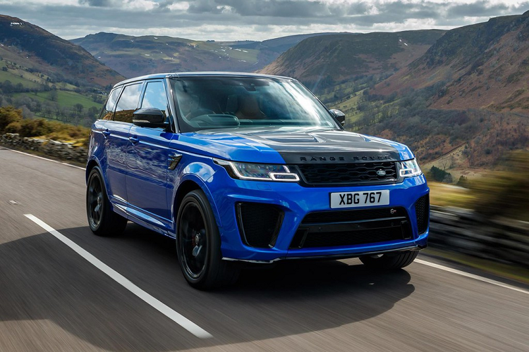 1. Range Rover Sport SVR: Mẫu xe Anh quốc được trang AutoCar bình chọn là  xe SUV thể thao tốt nhất trong năm 2019. Range Rover Sport SVR là sản phẩm đầu tay của phân nhánh SVO, được trang bị động cơ V8 5.0L siêu nạp, sản sinh công suất 575 mã lực và mô-men xoắn 700 Nm, tăng tốc 0-100 km/h mất 4,5 giây. Ảnh: AutoCar.