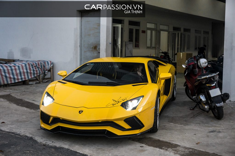 Không những sở hữu chiếc  Lamborghini Aventador S độc nhất Việt Nam, doanh nhân Hoàng Kim Khánh còn có cho mình 1 bộ sưu tập đồ sộ với hàng loạt cái tên đắt giá như : Aston Martin Vantage thế hệ mới đầu tiên tại Việt Nam, Bentley Mulsanne EWB 2018 và Bentayga Centenary được phân phối chính hãng thông qua đại lí Bentley Việt Nam.