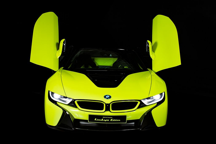 Theo đó,  siêu xe BMW i8 Roadster LimeLight Edition là một sản phẩm được ra đời dưới sự hợp tác của BMW Italia và thương hiệu Alcantara. Ngoài là độc bản duy nhất trên thế giới, i8 Roadster LimeLight Edition còn sở hữu phần nội, ngoại thất với tông màu chủ đạo là màu xanh nõn chuối vô cùng nổi bật. 