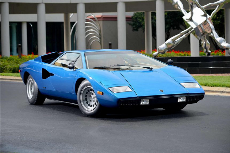 Được mọi người gọi  siêu xe Lamborghini Countach “Periscopica” (Periscope – kính tiềm vọng), đây thực chất không phải là một phiên bản đặc biệt của Lamborghini dành cho Countach LP400. Thực chất, những chiếc Countach này là những chiếc xe đầu tiên được bán ra thị trường từ năm 1974 đến năm 1976 trước khi được nâng cấp động cơ và loại bỏ phần kính độc đáo để trờ thành LP400 S vào năm 1977.