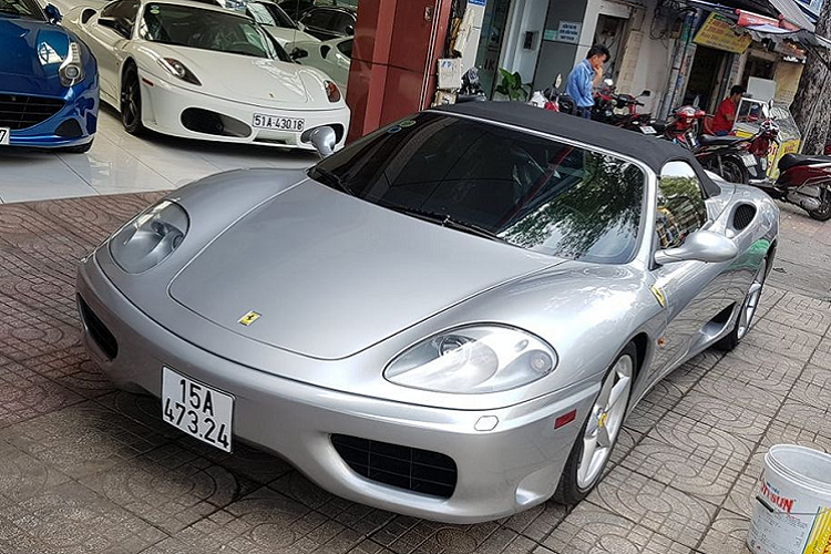  Siêu xe Ferrari 360 Spider là một trong những mẫu xe thể thao cổ điển hiếm có nhất hiện nay tại Việt Nam với số lượng còn lăn bánh trong nước chỉ khoảng 3 chiếc. Chiếc Ferrari 360 mui trần trong bài viết từng có một thời gian dài định cư và mang biển kiểm soát Hà Nội cùng lớp sơn cũ màu đỏ nổi bật, tương phản với bộ mui vải màu đen.