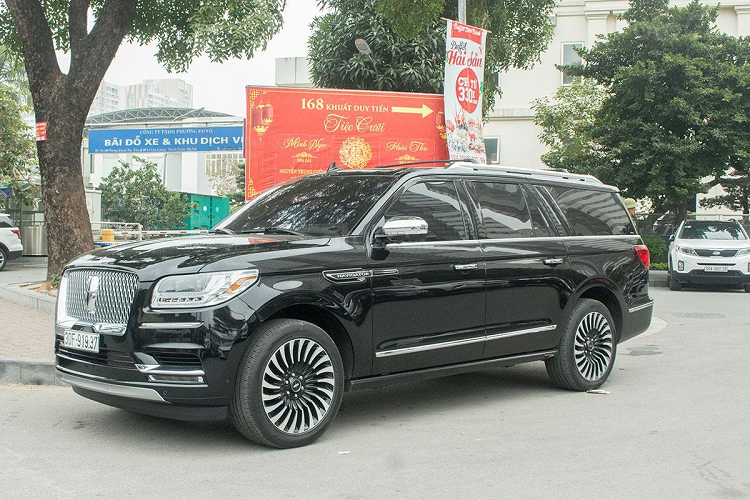 Mẫu  xe SUV Lincoln Navigator 2019 Black Label là phiên bản cao cấp và hiếm gặp nhất của chiếc SUV cỡ lớn đến từ Mỹ tại Việt Nam. Ở thế hệ thứ 4, mẫu xe ô tô mới này được đánh giá là có ngoại thất hiền hoà và sang trọng, không có vẻ dữ dằn hầm hố kiểu những thiết kế xe SUV đến từ các thương hiệu Mỹ khác.