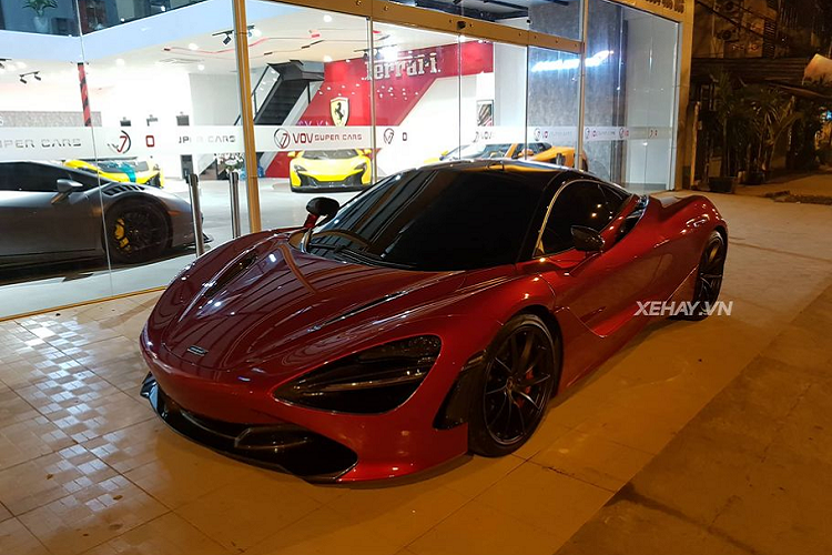  Siêu xe McLaren 720S mang màu đỏ Memphis Red tuyệt đẹp và vô cùng độc đáo. Đây là tuỳ chọn màu đặc biệt trong bảng màu ngoại thất mà hãng siêu xe Anh Quốc cung cấp tới khách hàng. Memphis Red mang sắc đỏ sẫm pha lẫn một chút cam khiến siêu xe Anh Quốc trở nên nổi bật dù ở bất cứ nơi đâu, ngoài ra màu sơn này còn giúp tôn lên từng đường cong mềm mại đầy tính khí động học trên 720S.