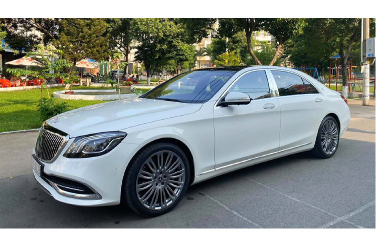 Chiếc  xe sang Mercedes-Benz S 450L đang tìm chủ nhân mới là S-Class facelift đời 2018 (W222), xe được chủ nhân đăng ký lần đầu vào tháng 12/2018 và hiện đã lăn bánh được 6,4 dặm (khoảng 10.299 km).