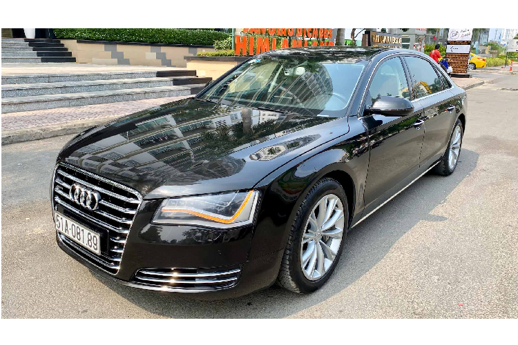 Theo thông tin rao bán, chiếc  xe sang Audi A8L đời 2011 thuộc thế hệ thứ 3 đã lăn bánh được hơn 76.xxx km. Xe sở hữu ngoại thất màu Đen bóng đi cùng với nội thất mang tông màu Nâu lịch lãm.