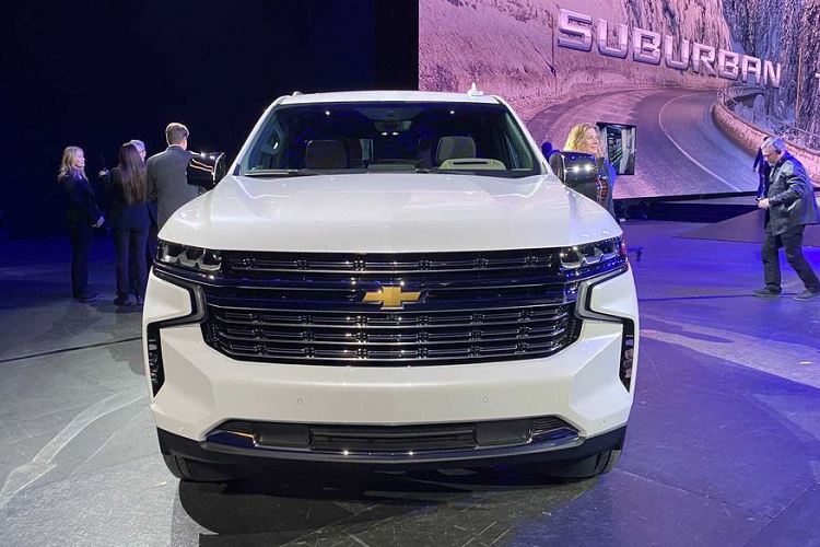 Vài tuần trước, General Motors đã chính thức “trình làng” hai mẫu xe Chevrolet Tahoe và Suburban thế hệ hoàn toàn mới với sự lột xác không chỉ đến từ phần ngoại thất. Trong lần này, nhà sản xuất ô tô nước Mỹ lần đầu tiên mang tới một hệ thống treo sau độc lập, đồng thời, GM Authority cũng tuyên bố về sự xuất hiện của phiên bản Z71 trên mẫu Suburban.