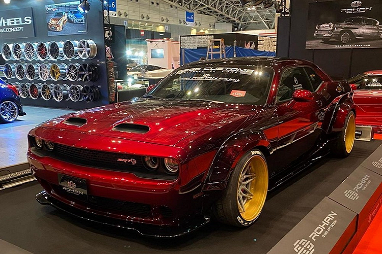 Tại sự kiện Tokyo Auto Salon năm nay, những chiếc xe Nhật Bản độ đương nhiên là chiếm đa số và thu hút nhiều sự chú ý của mọi người khách thăm quan nhất, nhưng cũng có một số ít xe độ nguồn gốc Mỹ được trưng bày. Nổi bật nhất có lẽ là bộ đôi xe cơ bắp Dodge Challenger từ một công ty có tên Rohan Izawa Art Design.