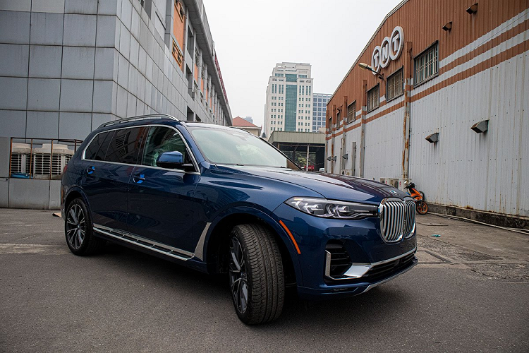 Ra mắt thị trường toàn cầu vào tháng 3/2019, mẫu  xe sang BMW X7 2020 hoàn thiện bộ sưu tập gia đình X-Family của thương hiệu Đức với tư cách "anh cả" trong dòng xe SUV so với các mẫu xe như X5, X3... Để cho ra đời chiếc xe ôtô mới BMW X7, thương hiệu xe sang đến từ Đức đã phải mất đến 12 năm để nghiên cứu, sản xuất và trình làng một mẫu xe SUV cỡ lớn nhưng vẫn mang lại trải nghiệm "rất BMW".