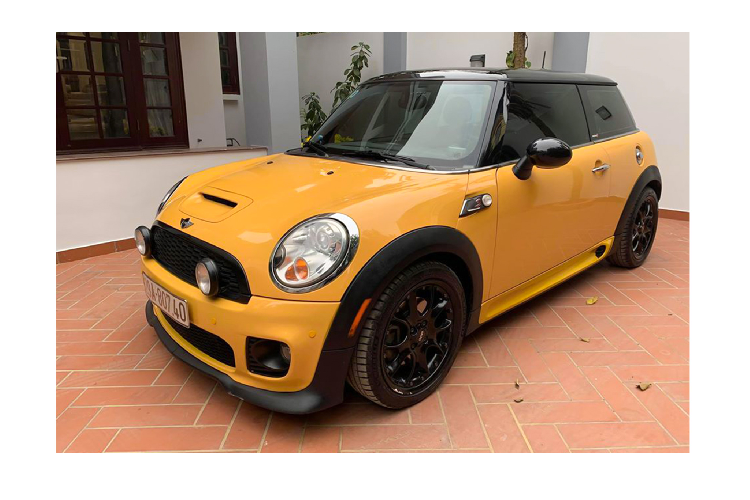 Chiếc  xe MINI Cooper S đời 2008 này đang tìm chủ mới và được chào bán trên sàn xe cũ Hà Nội, xe chào bán với mức giá 485 triệu đồng, tức tiệm cận giá bán của một chiếc Toyota Vios 1.5 MT số sàn 3 túi khí (bản base) có giá 470 triệu đồng.