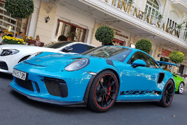  Siêu xe Porsche - 911 GT3 RS trong bài viết thuộc phiên bản 2019, được nhập khẩu chính hãng về nước hồi tháng 3 vừa qua và sớm tìm thấy chủ nhân là một đại gia sinh sống và làm việc ở TP HCM.