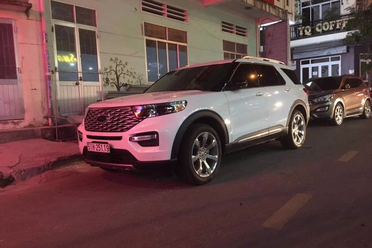 Ford Explorer là mẫu SUV Full-Size của thương hiệu đang bán tại Việt Nam để cạnh tranh với Toyota Land Cruiser Prado với mức giá hơn 2 tỷ đồng. Thế hệ thứ 5 hiện tại của Ford Explorer đã ra mắt khách hàng trong nước từ năm 2016, dù đã trải qua gần 4 năm nhưng xe gần như không có sự thay đổi. Chính vì vậy, thế hệ thứ 6 của  Ford Explorer 2020 mới được nhiều người dùng chờ đợi.