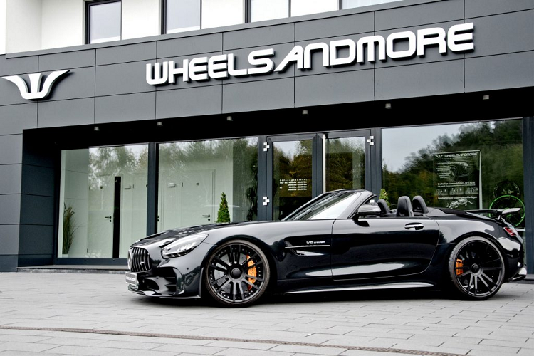 Bên ngoài, ngoại thất của  siêu xe Mercedes-AMG GT R Roadster được nâng cấp nhẹ với bộ mâm sáu chấu kép, sơn đen mờ. Bộ mâm đẹp mắt này có kích thước 20 inch ở bánh trước và 21 inch ở bánh sau, đi cùng bộ lốp kích thước 275/30 và 325/25. Theo như công bố của Wheelsandmore, bộ mâm này, cùng lốp xe và các cảm biến đi kèm sẽ được bán với giá 12.845 USD.