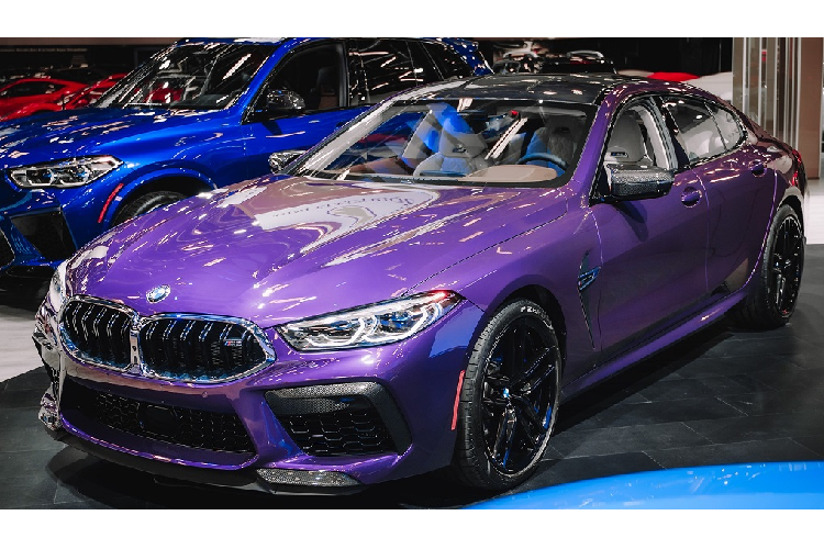 Trong nhiều năm qua, BMW cũng đã giới thiệu một loạt các sắc thái tím khác nhau tuy nhiên, Twilight Purple có lẽ là phối màu để lại ấn tượng mạnh mẽ nhất nhờ độ bóng bẩy ngay từ cái nhìn đầu tiên. Lớp sơn này đã xuất hiện lấp lánh tuyệt đẹp dưới ánh đèn trên mẫu  xe BMW M8 Gran Coupe tại Montreal và chắc chắn sẽ còn tuyệt vời hơn nữa dưới ánh sáng ban ngày.