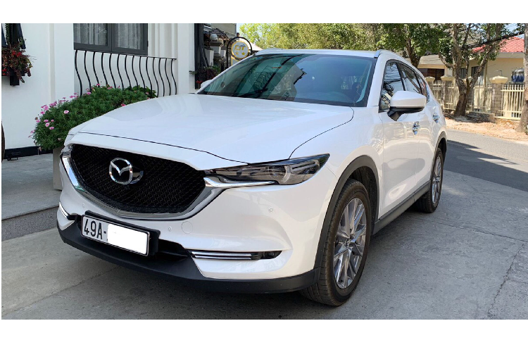 Theo thông tin được người bán cung cấp, chiếc  xe SUV Mazda CX-5 mới bản full options này chỉ mới chạy “lướt” được khoảng 5.000km. Xe được mua vào tháng 10/2019, mang biển số Lâm Đồng và đang rao bán lại với giá 1,090 tỷ đồng, tức rẻ hơn 59 triệu đồng so với giá bán đề xuất chính hãng 1,149 tỷ đồng đối với xe mới.